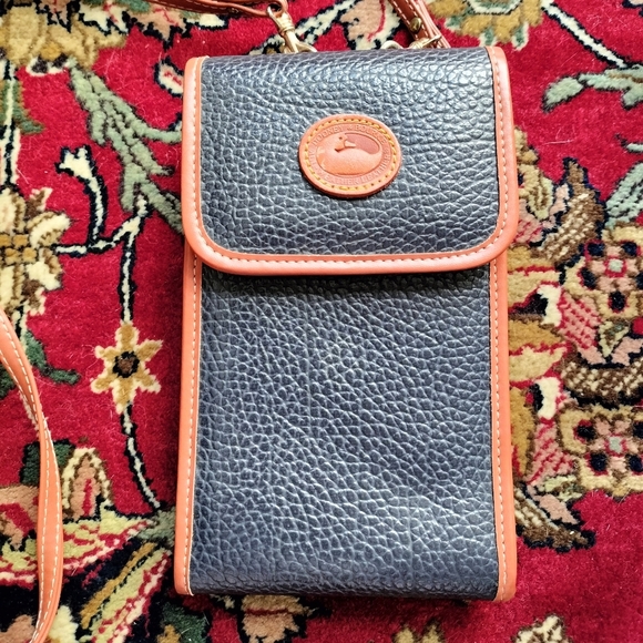 Rare Dooney & Bourke Black and Tan Leather Phone Crossbody - Picture 2 of 9